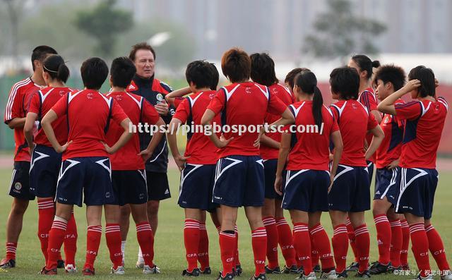 体育场上女足选手们奋勇争先